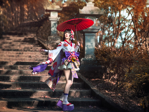 Обои картинки фото девушки, - креатив,  косплей, азиатка, наряд, косплей, костюм, зонт, лестница, кусты, деревья, осень