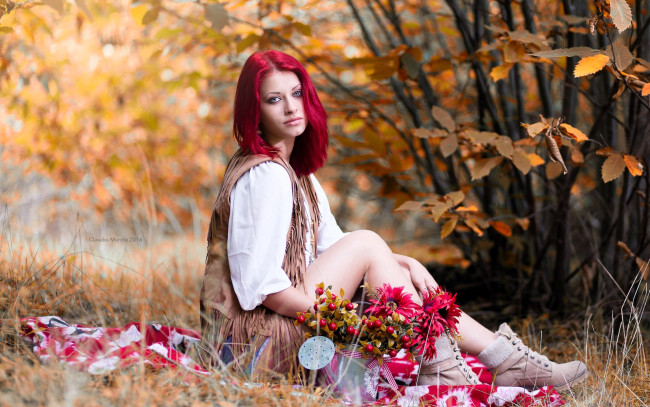 Обои картинки фото девушки, - рыжеволосые и разноцветные, красные, волосы, жилет, блузка, ботинки, лейка, букет, кусты, осень