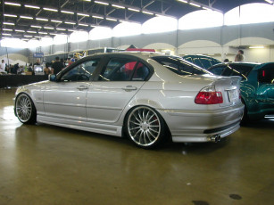 Картинка автомобили выставки уличные фото