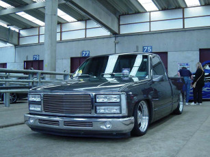 Картинка автомобили выставки уличные фото