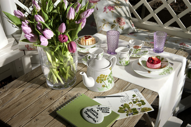 Обои картинки фото еда, сервировка, чашка, тюльпаны, чайник, ваза, пирожное