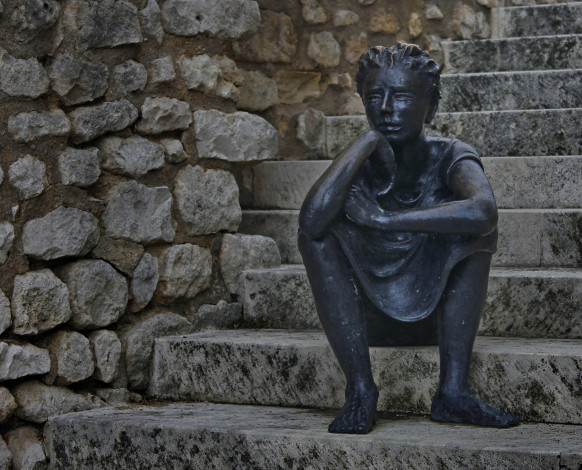 Обои картинки фото разное, рельефы, статуи, музейные, экспонаты, мальчик, ступеньки