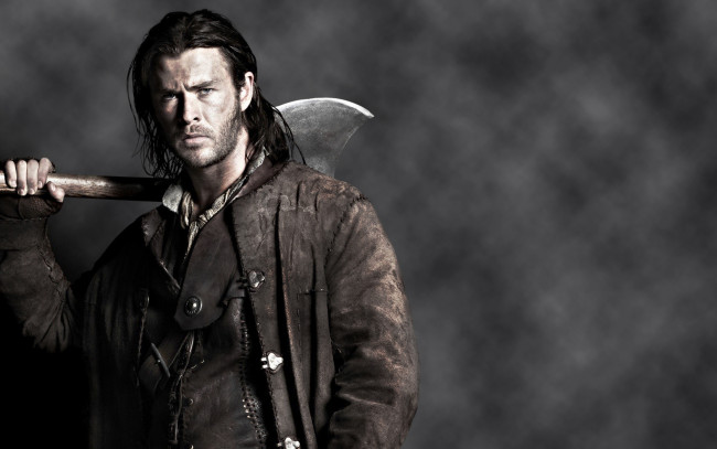 Обои картинки фото белоснежка, охотник, кино, фильмы, snow, white, and, the, huntsman, кристен, стюарт, и, крис, хемсворт, топор