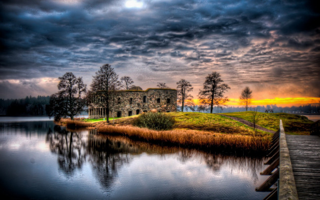 Обои картинки фото природа, реки, озера, трава, деревья, тучи, озеро, остров, мостик, старый, дом