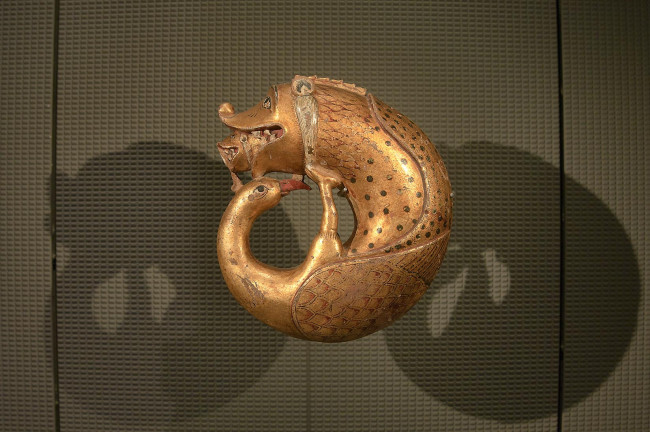 Обои картинки фото разное, рельефы, статуи, музейные, экспонаты, лебедь, рыба