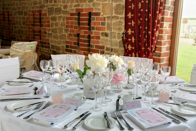 Обои картинки фото интерьер, декор, отделка, сервировка, приборы, стол, цветы