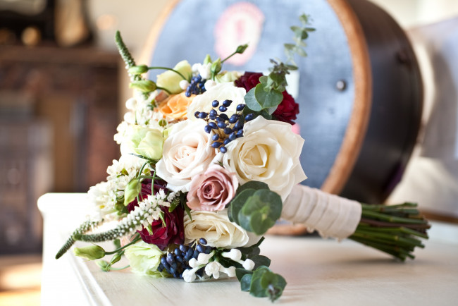 Обои картинки фото цветы, букеты, композиции, ягоды, розы, эустома