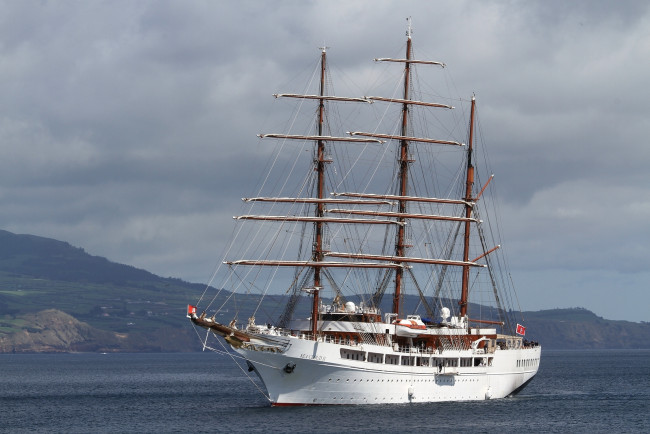 Обои картинки фото корабли, парусники, берега, вода, мачты, красавец