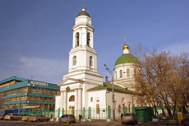 Обои картинки фото храм, св, мучеников, флора, лавра, на, зацепе, города, православные, церкви, монастыри, дорога, здание, небо, огада, автомобили