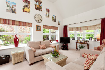 Картинка интерьер гостиная диваны столик часы картины