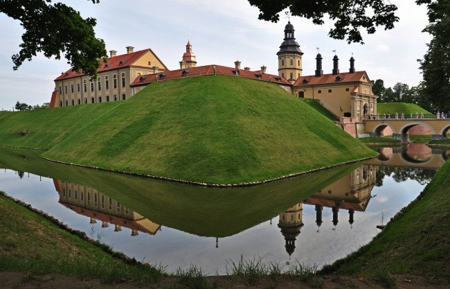 Обои картинки фото беларусь, несвиж, замок, радзивиллов, города, дворцы, замки, крепости, пруд, земляной, вал