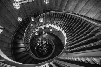 Картинка разное рельефы +статуи +музейные+экспонаты люстра тросы шары лестница винтовая ступени чёрно-белое фото