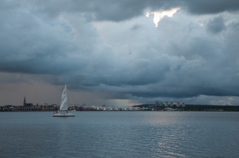 Картинка корабли Яхты пасмурно город парус яхта небо море тучи облака