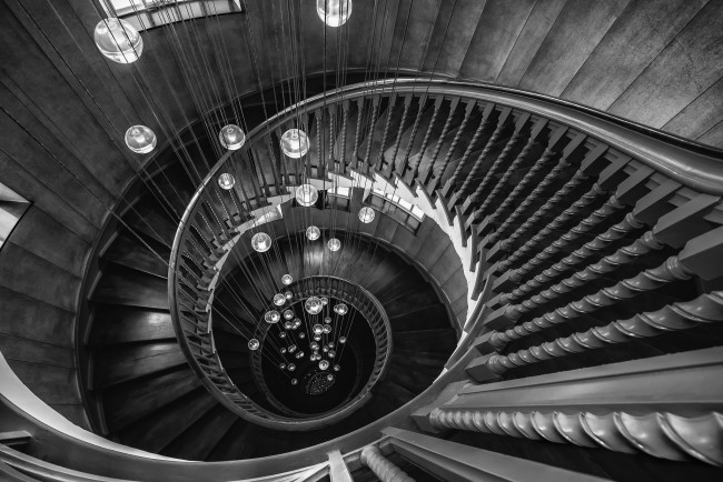 Обои картинки фото разное, рельефы,  статуи,  музейные экспонаты, люстра, тросы, шары, лестница, винтовая, ступени, чёрно-белое, фото