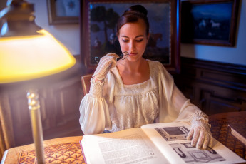 Картинка девушки -unsort+ брюнетки +шатенки vita vecera лампа книга стол комната очки перчатки платье брюнетка девушка