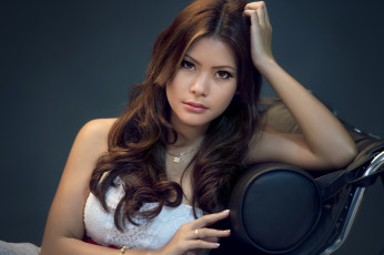 Картинка девушки -unsort+ брюнетки +шатенки брюнетка платье девушка кулон портрет кресло украшение