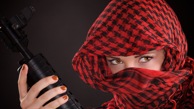 Обои картинки фото девушки, -unsort , девушки с оружием, автомат, взгляд, лицо