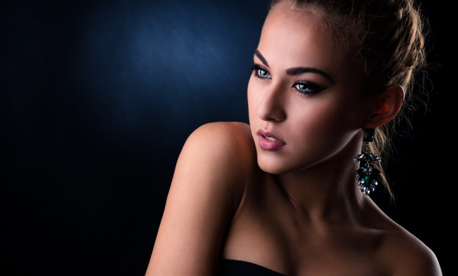 Обои картинки фото девушки, -unsort , лица,  портреты, серьги, украшение, плечи, макияж, шатенка, девушка