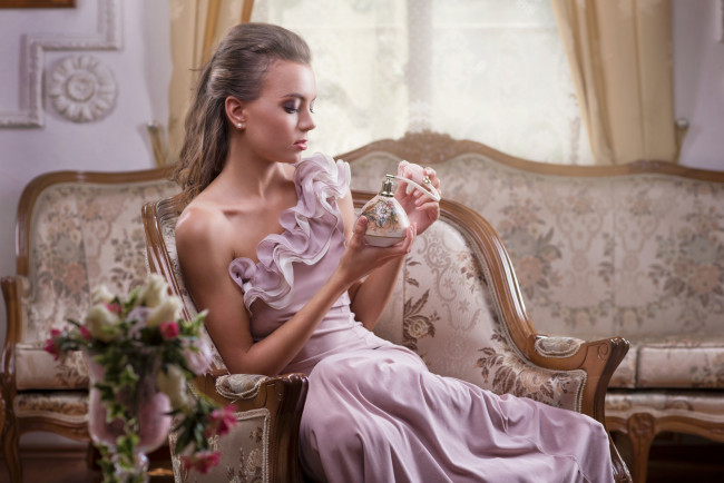 Обои картинки фото девушки, -unsort , брюнетки,  шатенки, цветы, кресло, кушетка, vita, vecera, девушка, духи, флакон, плечо, платье, блондинка, модель, парфюм