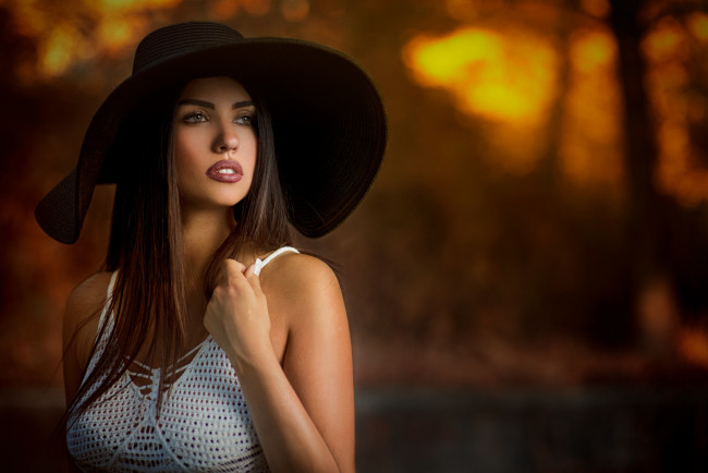 Обои картинки фото девушки, -unsort , брюнетки,  шатенки, топ, взгляд, шляпа, закат, макияж, шатенка, девушка