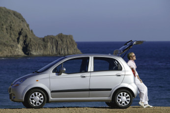 Картинка автомобили chevrolet девушка взгляд фон