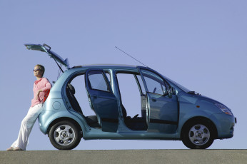 обоя автомобили, chevrolet, девушка, взгляд, фон