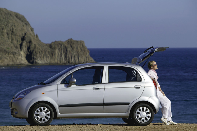 Обои картинки фото автомобили, chevrolet, девушка, взгляд, фон