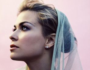 Картинка девушки carmen+electra блондинка лицо платок