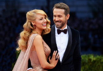 Картинка разное знаменитости улыбки пара ryan reynolds костюм платье blake lively