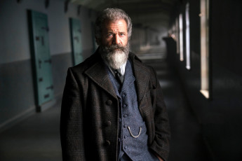 Картинка мужчины mel+gibson костюм коридор пальто борода актер