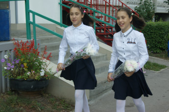 Картинка первое+сентября разное настроения асфальт трава цветы букеты девочки крылечко