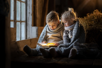 Картинка разное настроения книга окно дети