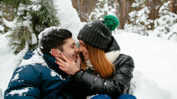 Картинка разное мужчина+женщина нежность зима лес влюбленные