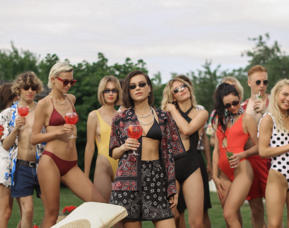 Обои картинки фото разное, знаменитости, очки, купальники, бокалы, девушки, лена, темникова