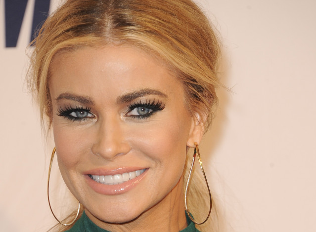 Обои картинки фото девушки, carmen electra, серьги, улыбка, лицо, блондинка