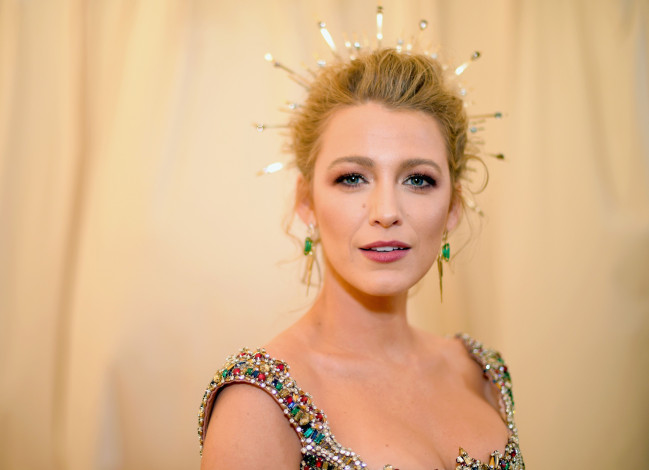 Обои картинки фото девушки, blake lively, актриса, блондинка, украшения, лицо