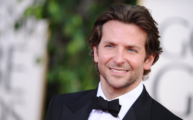 Обои картинки фото мужчины, bradley cooper, улыбка, костюм, бабочка, щетина, лицо, актер