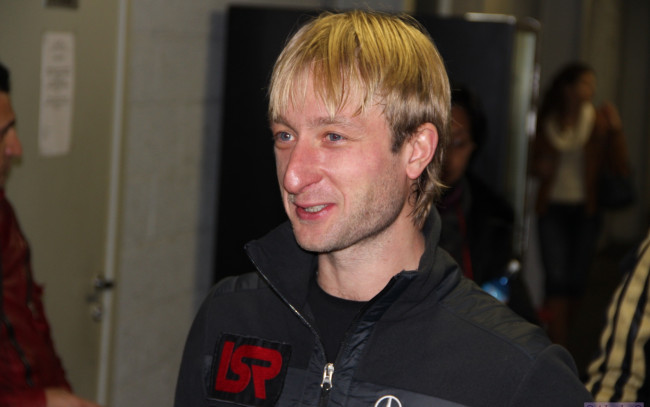 Обои картинки фото мужчины, евгений плющенко, куртка, улыбка, спортсмен