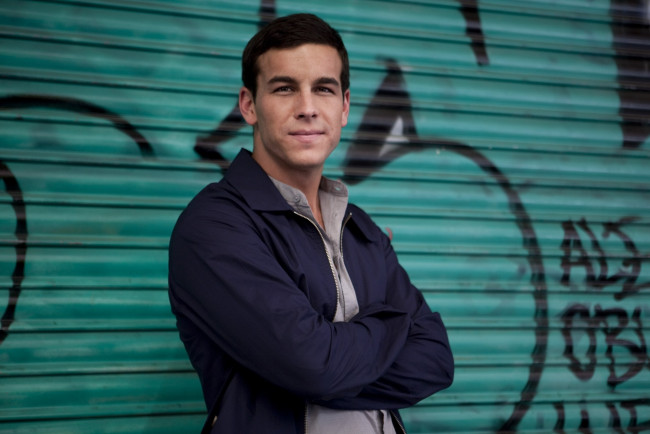 Обои картинки фото мужчины, mario casas, граффити, забор, куртка, актер