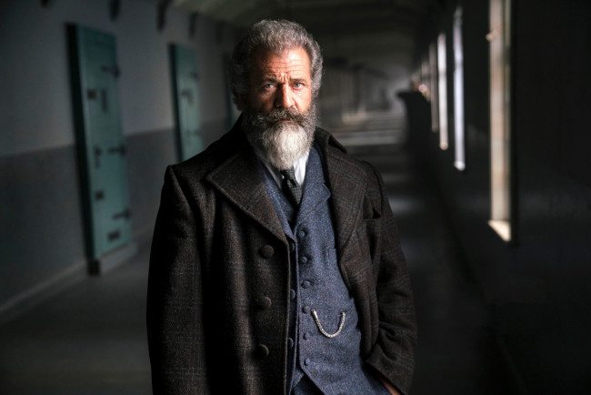 Обои картинки фото мужчины, mel gibson, костюм, коридор, пальто, борода, актер