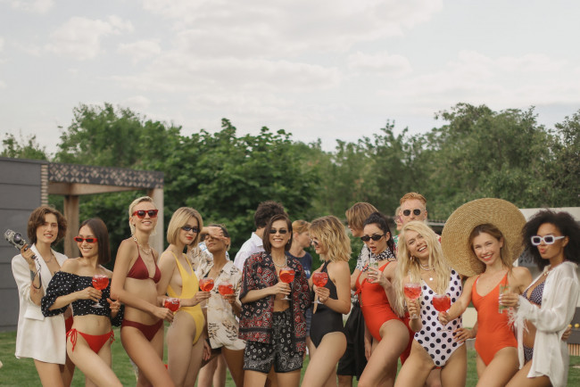 Обои картинки фото разное, знаменитости, лена, темникова, бокалы, девушки, купальники, очки