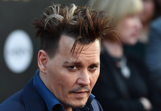 Обои картинки фото мужчины, johnny depp, серьга, лицо, прическа, актер