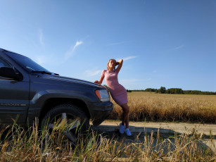 Картинка автомобили -авто+с+девушками jeep grand cherokee