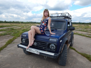 Картинка автомобили -авто+с+девушками lada 4x4
