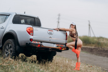 Картинка автомобили -авто+с+девушками mitsubishi