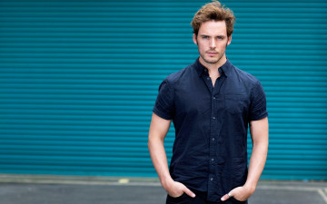 Картинка мужчины sam+claflin поза