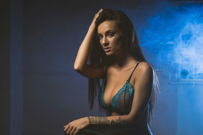 Обои картинки фото alice sey, девушки, - брюнетки,  шатенки, alice, sey, красотка, причёска, девушка, модель, брюнетка, поза, взгляд, макияж