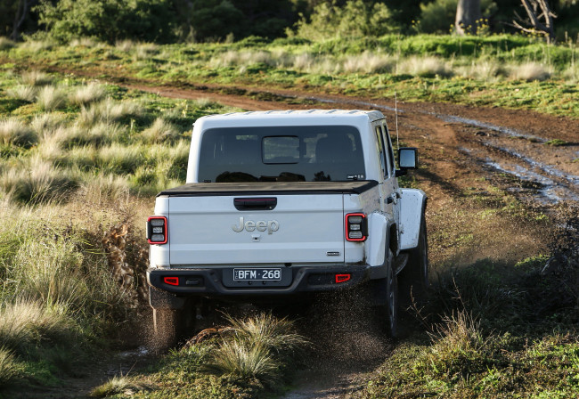 Обои картинки фото автомобили, jeep, gladiator, overland, 2020, вид, сзади, грязь, джип