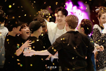 Картинка разное знаменитости команда радость конфетти