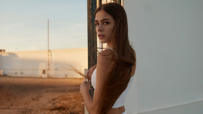 Обои картинки фото девушки, - брюнетки,  шатенки, девушка, белый, брюнетка, длинные, волосы